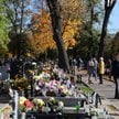 Na cmentarzach coraz częściej pojawiają się czerwone pojemniki na zużyte baterie ze zniczy