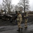 Ukraińscy żołnierze przy zniszczonym rosyjskim czołgu