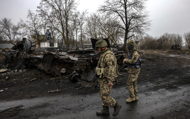 Ukraińscy żołnierze przy zniszczonym rosyjskim czołgu
