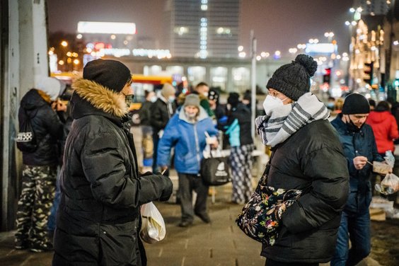 Wydawanie posiłków bezdomnym na Dworcu Centralnym w Warszawie