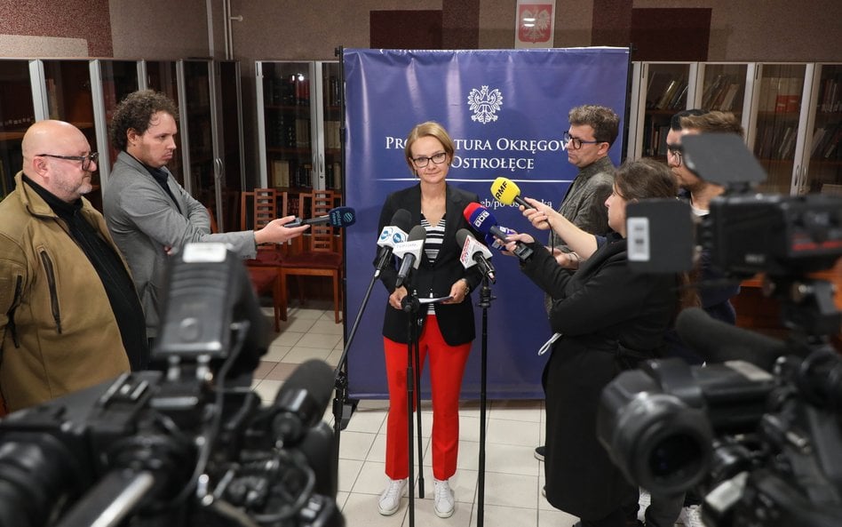 Rzeczniczka prokuratury okręgowej w Ostrołęce Elżbieta Edyta Łukasiewicz podczas konferencji prasowe