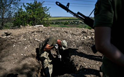Ukraińscy żołnierze okopują się na swoich pozycjach