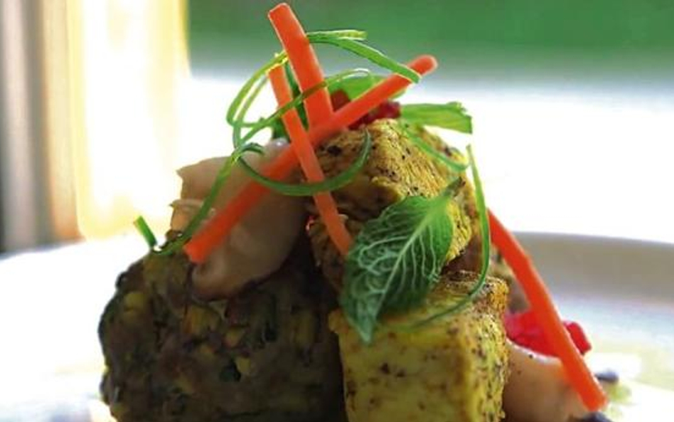 Wietnamski kebab jabłkowy zawiera mieloną wieprzowinę, grzyby shiitake i ananasy. O dziwo, jabłka te
