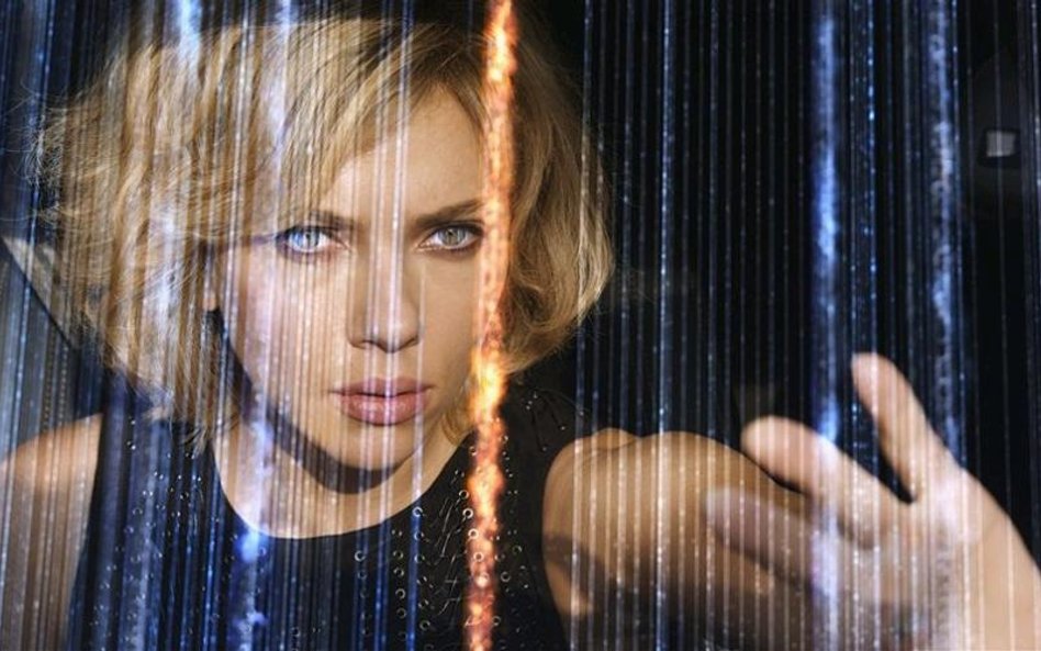 Scarlett Johansson w filmie „Lucy” gra kobietę zmuszaną do przemycania narkotyków