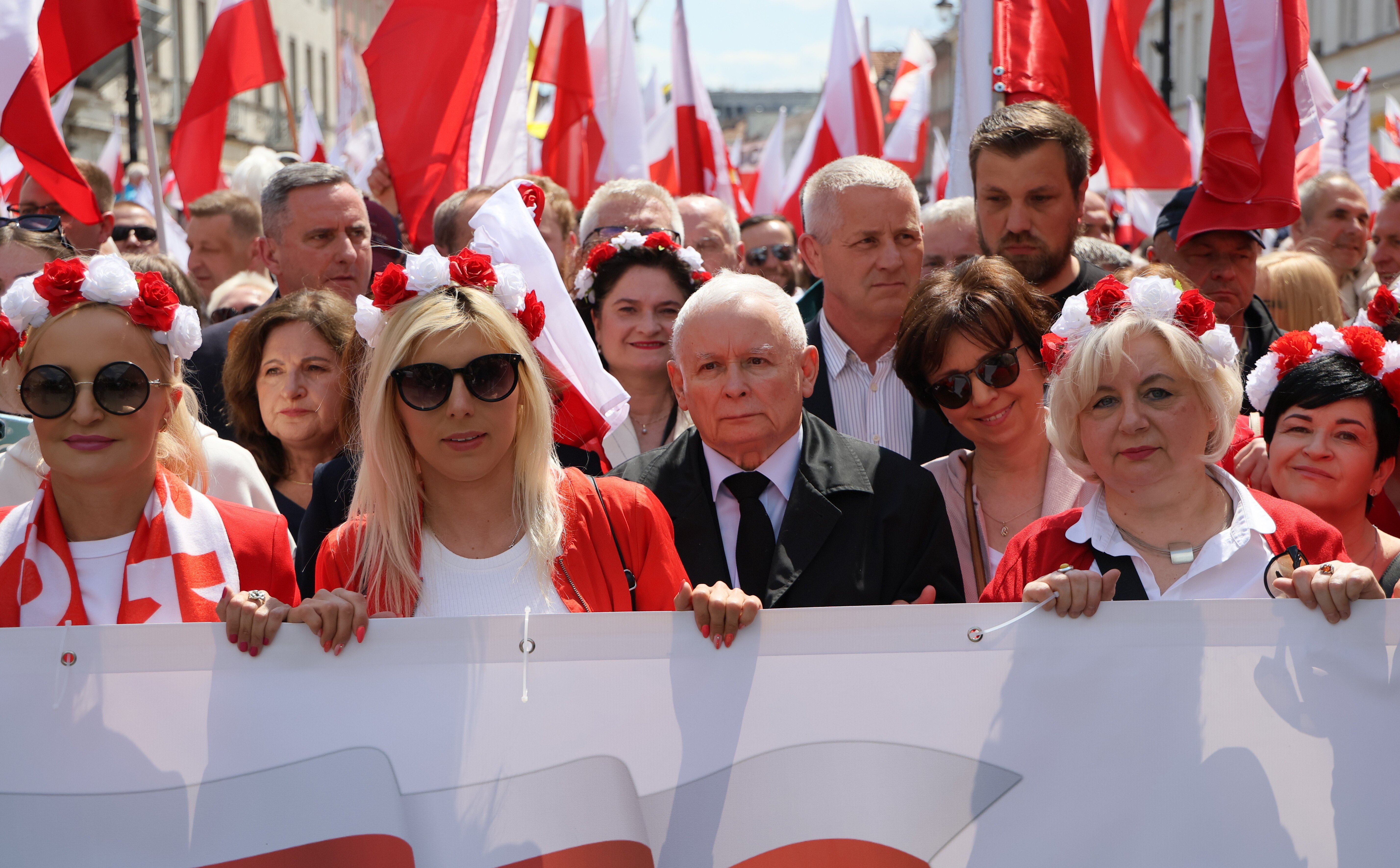 Marsz za PiS: Biało-czerwone wianki, wuwuzele, Pilecki i Zorro