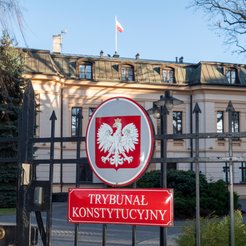 Kto odpowiada za upadek TK? Sędziowskie fotele stały się politycznym łupem