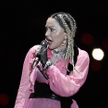 Podczas tournée Madonna wykonuje swoje największe hity: „Like a Modlitwy”, „Hung Up”, „Vogue” i „Lik