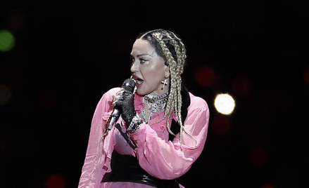Podczas tournée Madonna wykonuje swoje największe hity: „Like a Modlitwy”, „Hung Up”, „Vogue” i „Lik