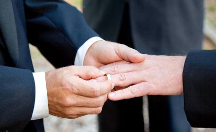 Unia uchyla drzwi dla jednopłciowych małżeństw?