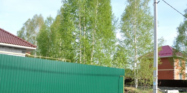 Rekompensaty za słup na działce sięgają 335 tys. zł — właściciele wygrywają z operatorami sieci