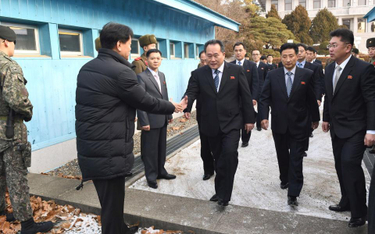 Szef komunistycznych negocjatorów Ri Son-Gwon przekracza linię demarkacyjną