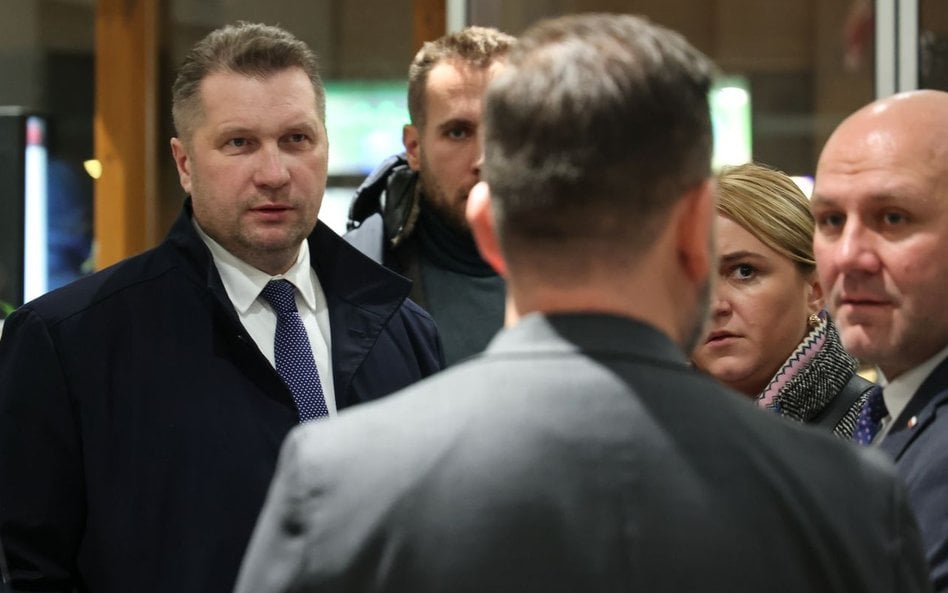 Posłowie PiS Szymon Sękowski vel Sęk, Przemysław Czarnek  i Olga Semeniuk  w siedzibie Polskiej Agen