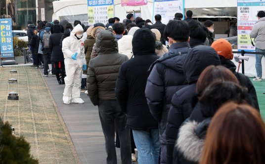 Kolejka do punktu testowania na COVID-19