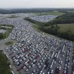Parkingi obok fabryk pełne niekompletnych aut
