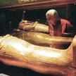 Dr Zahi Hawass ogląda jedną z trzech trumien, w których złożono mumię Tutanchamona