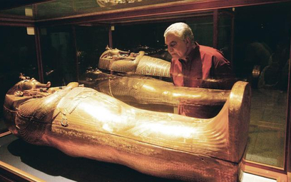 Dr Zahi Hawass ogląda jedną z trzech trumien, w których złożono mumię Tutanchamona