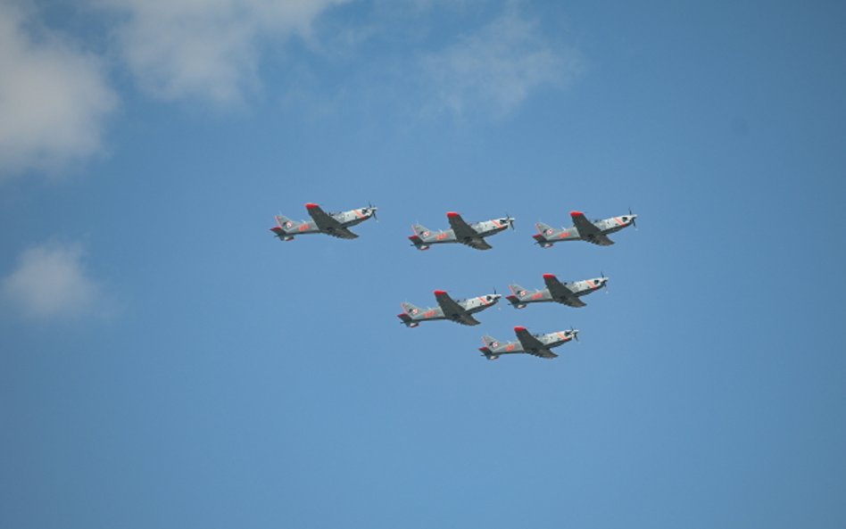 Lotnicy z Radomia przelecieli w zwartym kluczu