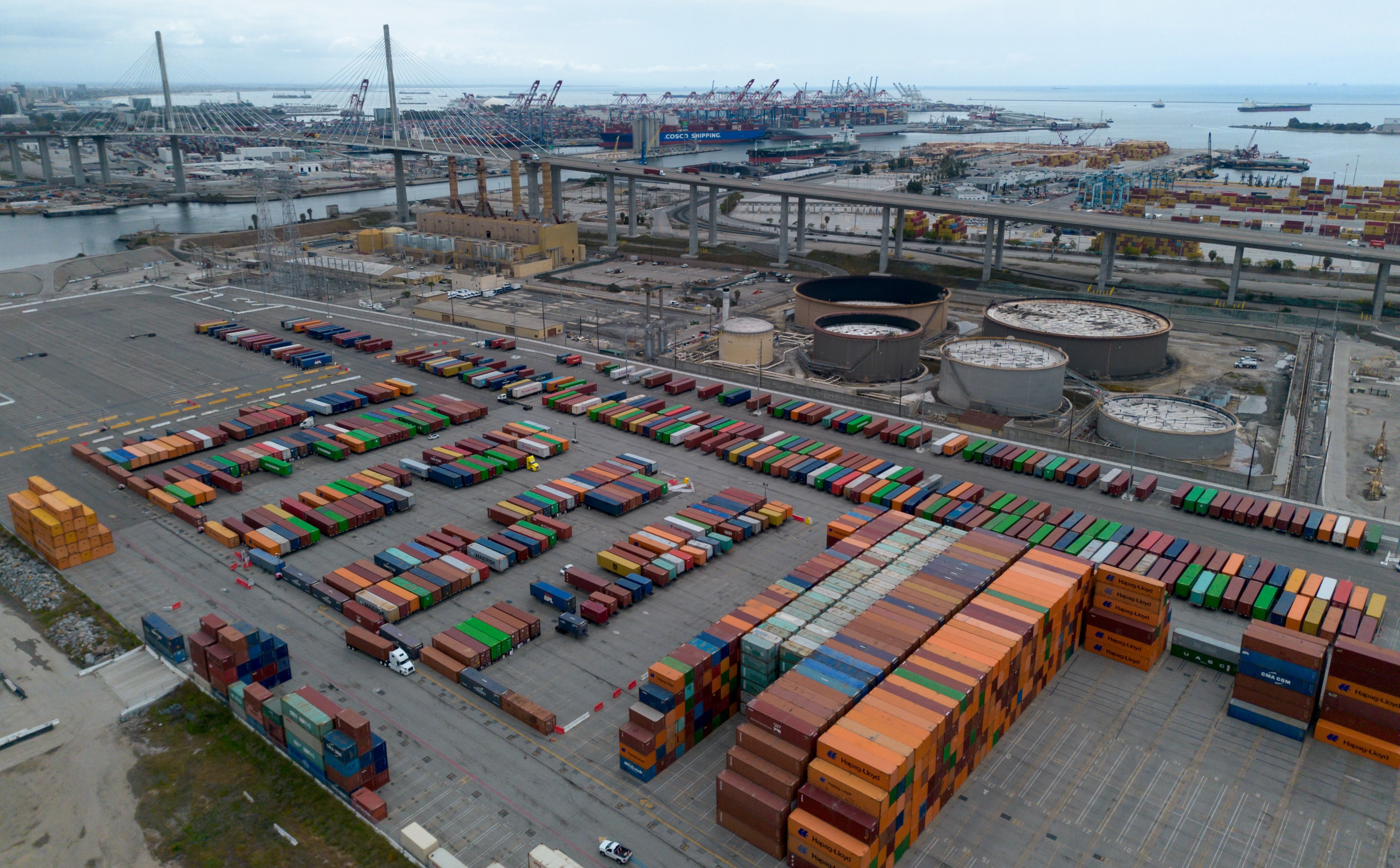 Chiny utrzymują dodatni bilans handlowy mimo spadku wymiany z USA