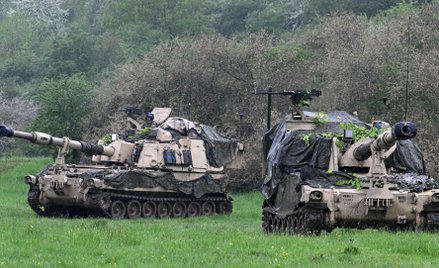 Dwie amerykańskie haubice samobieżne M109 Paladin podczas ćwiczeń na poligonie Hohenfels w południow