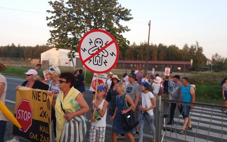 Protest przeciw liniom wysokiego napięcia pod Warszawą