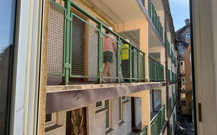 Policjanci w spalonym budynku w Ząbkach