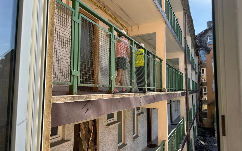 Policjanci w spalonym budynku w Ząbkach