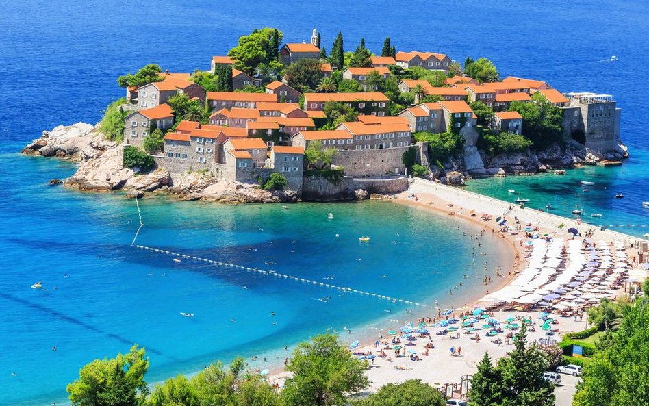 Sveti Stefan, położony na skalistej wyspie nieopodal Budvy w Czarnogórze