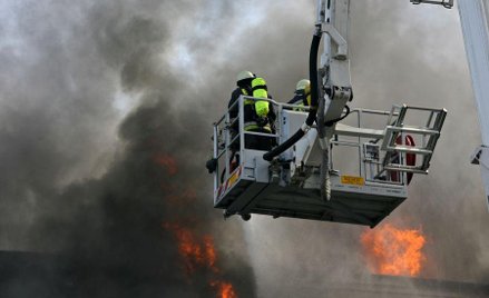 Groźny pożar na warszawskiej Pradze