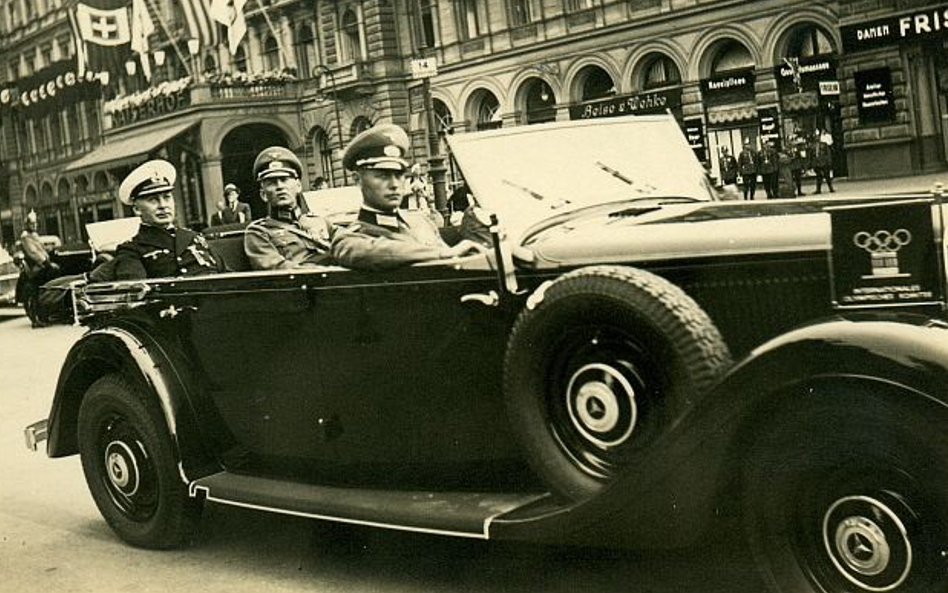 Za samochodem widać główne wejście do hotelu Kaiserhof – zdjęcie wykonano w czasie olimpiady w Berli