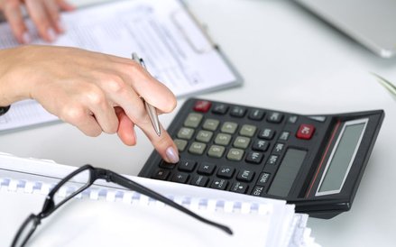 Główny księgowy odpowiedzialny jest za nadzór nad wszelkimi raportami finansowymi. Zadowolenie z pra