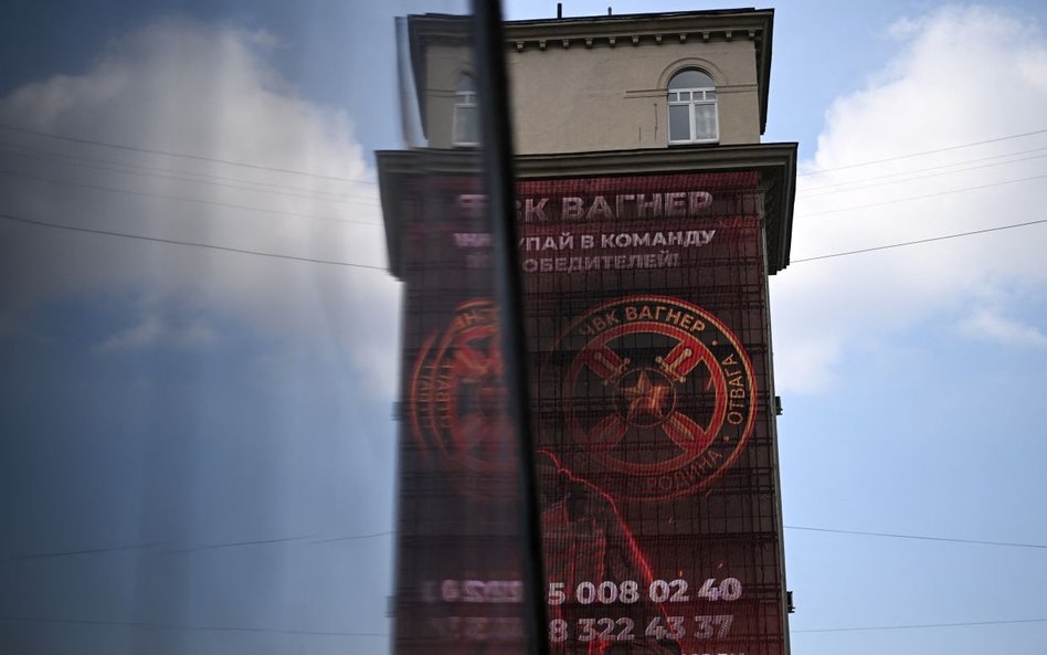 Moskwa. Banner zachęcający do wstąpienia o Grupy. To najemnicy są podejrzewani o dekapitację ukraińs