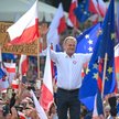 Przewodniczący PO Donald Tusk i prezydent Poznania Jacek Jaśkowiak w czasie wiecu. W tle transparent