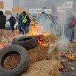 W środę rano protest rolników sparaliżował Warszawę. Na ulicę posypały się jabłka, płonęły opony