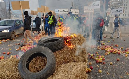 W środę rano protest rolników sparaliżował Warszawę. Na ulicę posypały się jabłka, płonęły opony