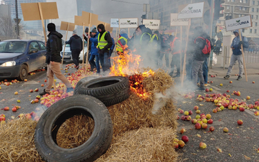 W środę rano protest rolników sparaliżował Warszawę. Na ulicę posypały się jabłka, płonęły opony