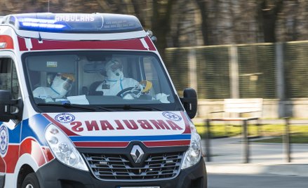 Karetki znów w kolejkach przed szpitalami