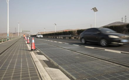 Droga w Chinach naładuje samochód elektryczny w czasie jazdy