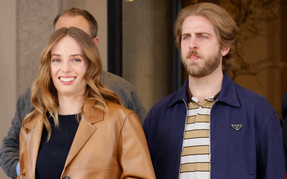 Wybrankiem Mai Hawke jest 35-letni piosenkarz i autor tekstów, Christian Lee Hutson.