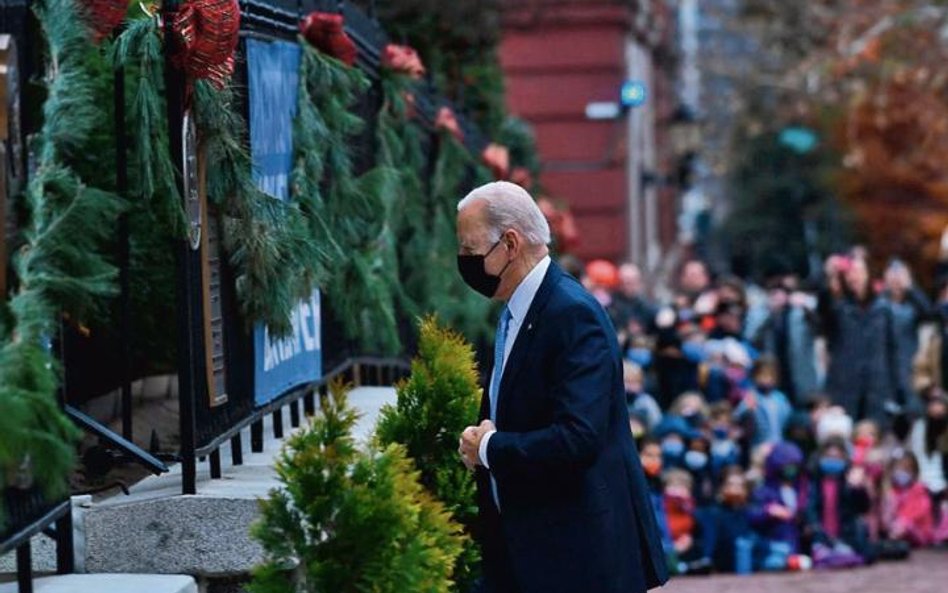 Między wirtualnym spotkaniem z Putinem a Szczytem Demokracji (bez Putina) prezydent Joe Biden poszed