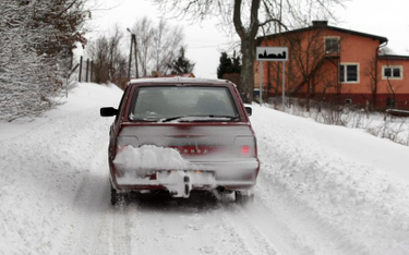 Mandaty dla kierowców za grzanie silnika, śnieg na dachu i brudne szyby