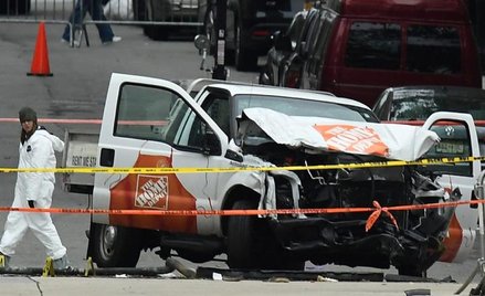 Wynajętą furgonetką zamachowiec taranował pieszych i rowerzystów