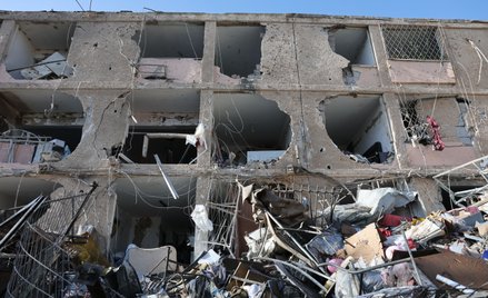 Miejsce uderzenia irańskiej rakiety w dzielnicy mieszkalnej w Dimonie w Izraelu, 22 marca 2026 r.