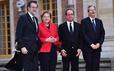 Premier Hiszpanii Mariano Rajoy (z lewej) obok innych najważniejszych przywódców UE, kanclerz Niemie