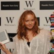 Modelka i aktorka Lily Cole przekonuje, że najnowszy model czytnika Sony Reader zmieści wiecej tytuł