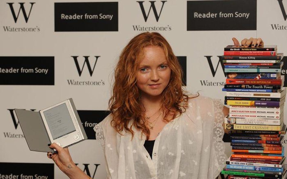 Modelka i aktorka Lily Cole przekonuje, że najnowszy model czytnika Sony Reader zmieści wiecej tytuł