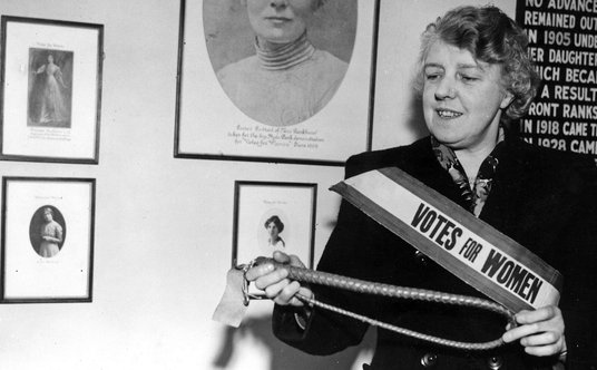 Była sufrażystka Teresa Garnett w muzeum Suffragettes w Londynie z biczem, którego użyła w 1910 r. d