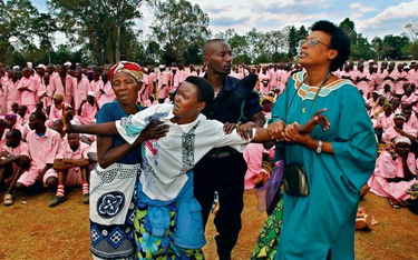 Na stadionie w Butare w 2002 r. rodzinom ofiar kazano rozpoznawać oprawców wśród 2 tys. sprowadzonyc
