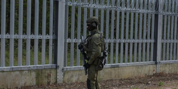 Pomagała humanitarnie czy organizowała migrantom ucieczkę na Zachód? Znana aktywistka z zarzutami