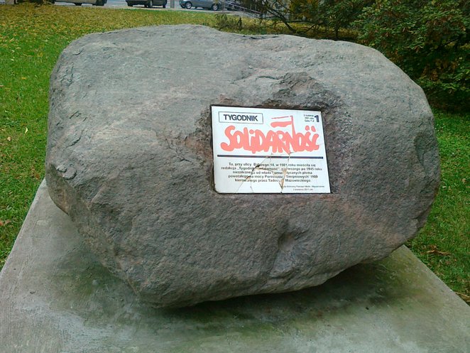 Kolejny przykład całkowiecie bezrozumengo wandalizmu, który jak ciężka choroba toczy Warszawę. Pierw