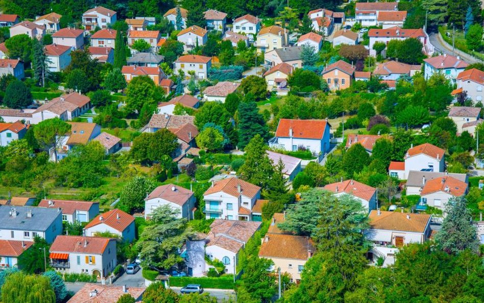 Podobna zabudowa może być znacznie dalej